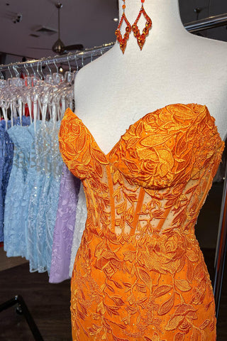 Kurzes, figurbetontes Homecoming-Kleid mit Herzausschnitt und Applikationen