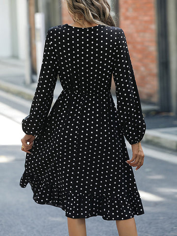 Kleid mit V-Ausschnitt, langen Ärmeln und Rüschensaum