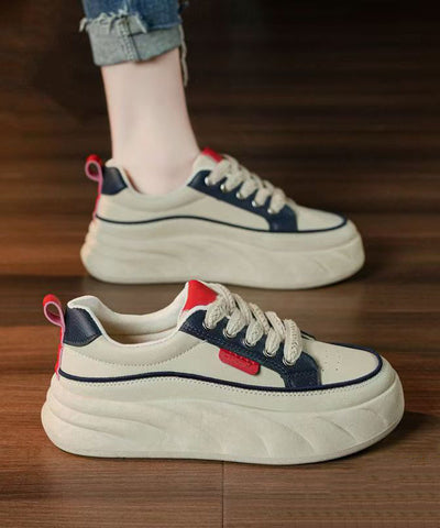Schöne flache Plateauschuhe mit gekreuzten Riemen und Spleißen in Schwarz