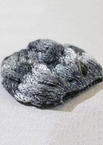 Handgemachte warme Strickmütze mit grünem Farbverlauf