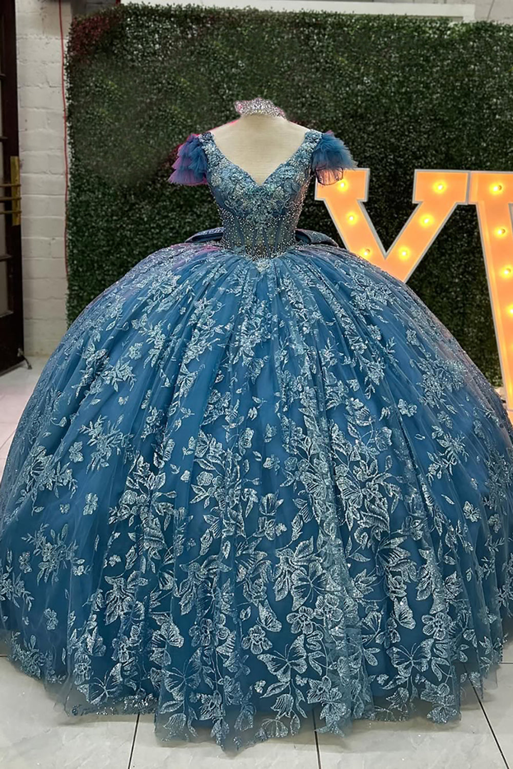 Grey Blue V-Neck Short Seeves Princess Appliqued Quinceanera Dress with Train