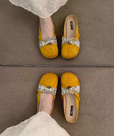Schicke gelbe Wildleder-Sandalen mit Spleiß-Design