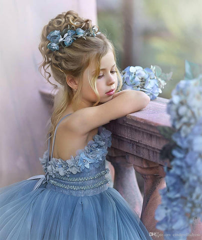 Blaues Tüllkleid mit Spaghettiträgern und Applikationen für Blumenmädchen
