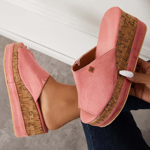 Bequeme Slip-on-Sandalen mit Kork-Fußbett und Plateau-Keilabsatz