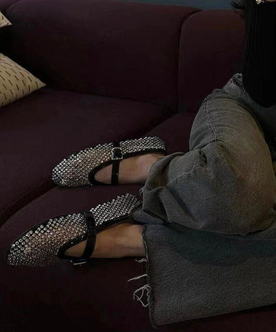 Schicke weiße flache Schuhe mit Zirkon-Schnallenriemen und ausgehöhlten