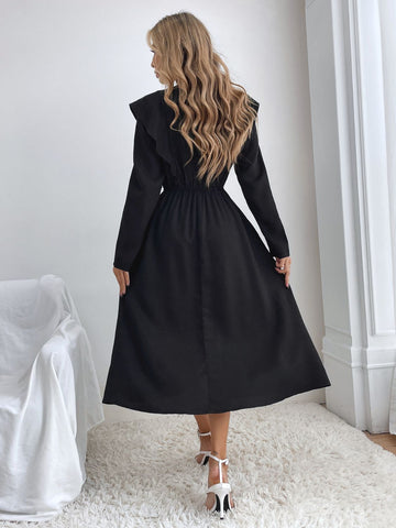 Gerüschtes, langärmliges Midikleid mit Rundhalsausschnitt