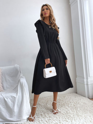 Gerüschtes, langärmliges Midikleid mit Rundhalsausschnitt