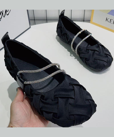 Schöne schwarze, faltige, bequeme flache Schuhe