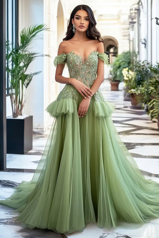 Langes, schulterfreies Ballkleid in Dusty Sage mit Applikationen