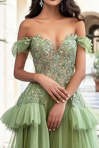 Langes, schulterfreies Ballkleid in Dusty Sage mit Applikationen