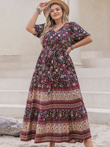 Kurzärmliges Maxikleid mit Boho-Blumenmuster in Übergröße