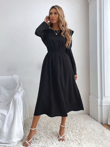 Gerüschtes, langärmliges Midikleid mit Rundhalsausschnitt