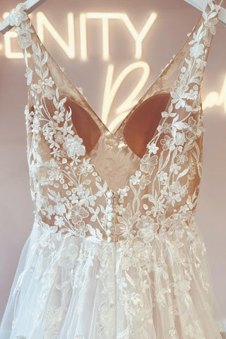 Sleeveless V-Neck Wedding Dress Princess Tulle With Appliques