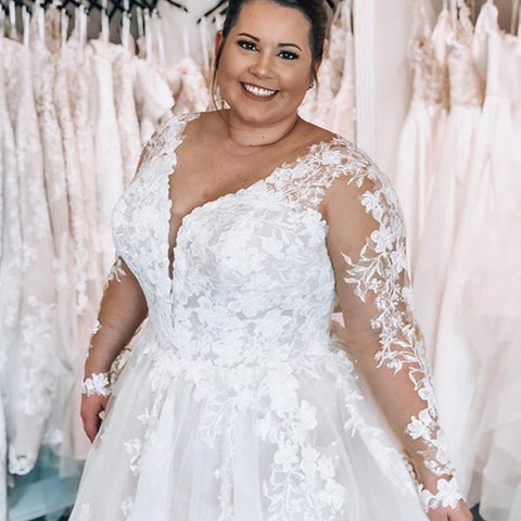 Langärmliges Brautkleid in Übergröße mit Spitzenapplikationen