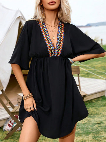 Besticktes Mini-Strandkleid mit halben Ärmeln