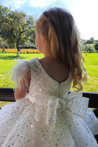 Hübsches Paillettenkleid mit Flügelärmeln und Federn für Blumenmädchen