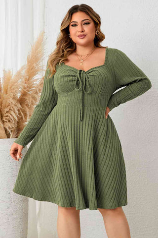 Kurzes Sweetheart-Kleid in Übergröße