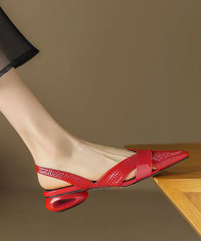 Französische rote Schuhe mit spitzer Spitze und ausgehöhlten Plattfüßen
