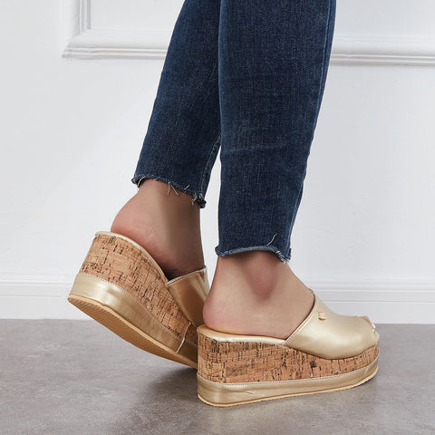 Bequeme Slip-on-Sandalen mit Kork-Fußbett und Plateau-Keilabsatz