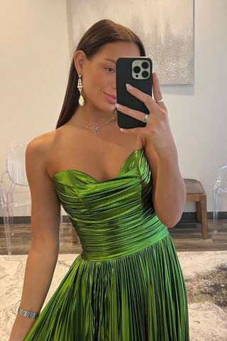 Grünes, metallisches, trägerloses, plissiertes A-Linien-Ballkleid