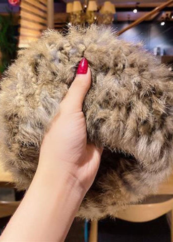 Schicke Bonnie-Mütze aus warmem Fleece, Leder und Pelz aus gestrickter Baumwolle in Mokka