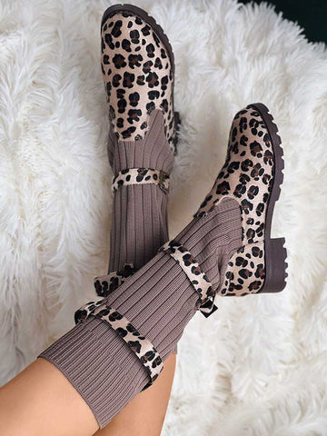 Strickstiefel mit Leopardenmuster und flachem Absatz