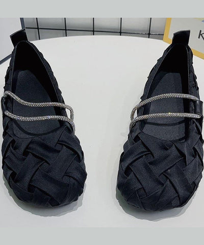 Schöne schwarze, faltige, bequeme flache Schuhe