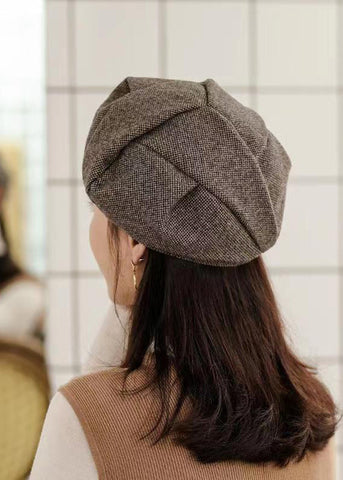 Stilvolle, vielseitige Baskenmütze in Dunkelbraun mit asymmetrischem Design
