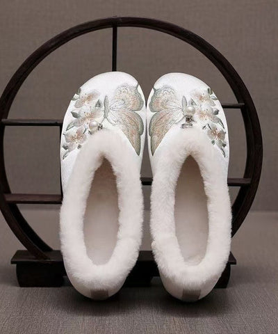 Flache Schuhe im chinesischen Stil mit roter, flauschiger Wollfütterung und Stickerei