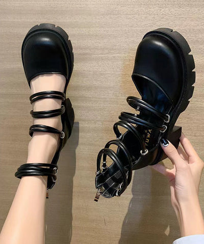 Bequeme Sandalen mit klobigem Absatz in Schwarz mit Hohlsaum aus Kunstleder