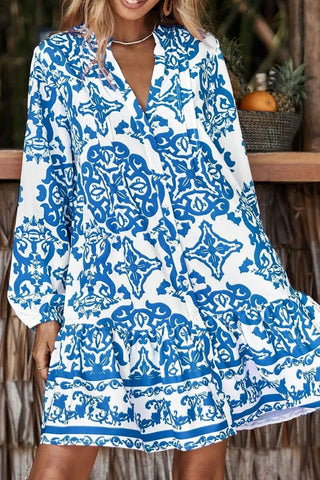 Resort-Kleid mit langen Ärmeln und Rüschen