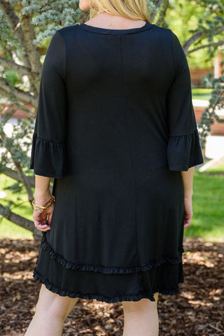 Schwarzes Minikleid mit Rüschenbesatz und Volantärmeln in Übergröße