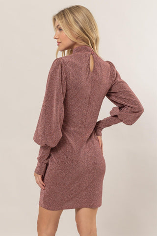 Glitzerndes, langärmliges Minikleid mit Rollkragen