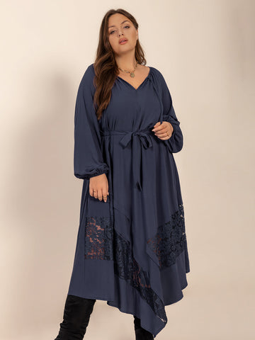 Langärmliges Midikleid mit Spitzendetail in Übergröße