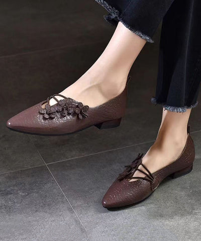Bequeme flache Schuhe mit spitzer Spitze und Blumenmuster in Schwarz