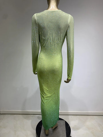 Enges Maxikleid mit V-Ausschnitt und Farbverlauf in Diamant-Wasserdiamanten-Optik