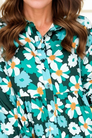 Helles Minikleid mit Blumenmuster
