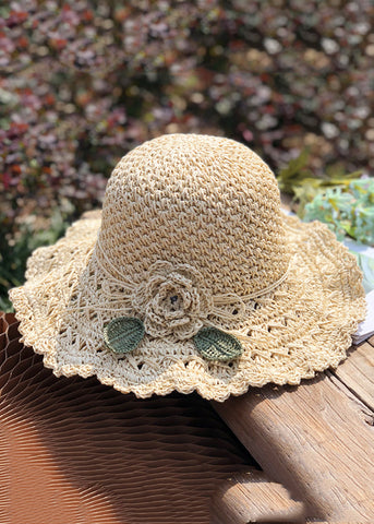 Handgemachter Schlapphut aus gewebtem Stroh mit Blumenblättern in Khaki