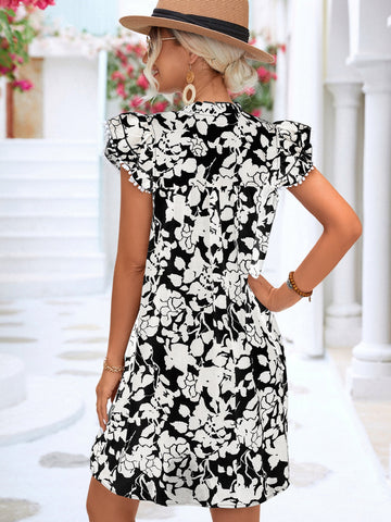 Geblümtes Kleid mit Bindeband am Ausschnitt und Schmetterlingsärmeln