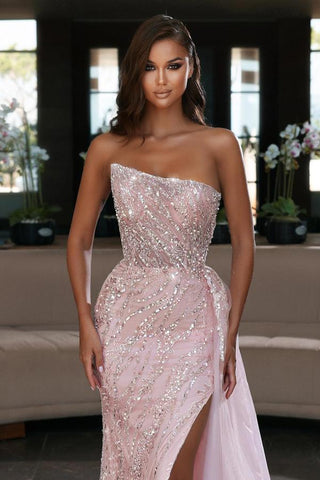 Trägerloses rosa Meerjungfrau Abendkleid mit Perlenbesatz und Schlitz