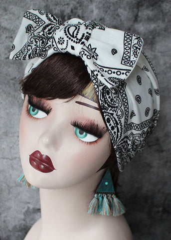 Einzigartige schwarze Bonnie-Mütze mit Schleife und Patchwork-Print