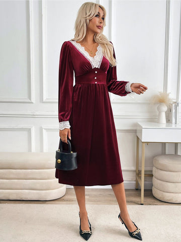Langärmliges Midikleid mit Spitzendetail und V-Ausschnitt