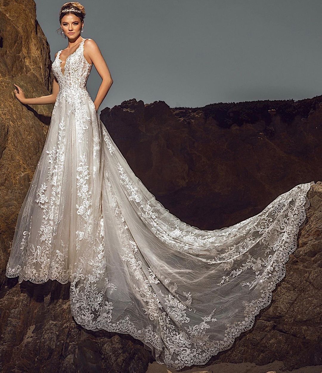 Bmbridal Sleeveless V-Neck Wedding Dress Lace Open Back