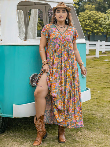 Große Größen - Maxikleid mit Rüschen und bedruckten Flügelärmeln
