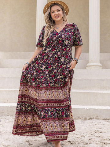 Kurzärmliges Maxikleid mit Boho-Blumenmuster in Übergröße