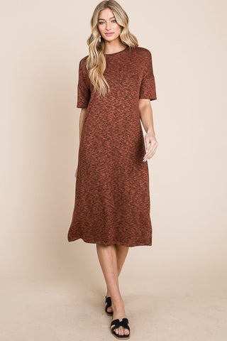 Midikleid mit Rundhalsausschnitt und Seitenschlitz