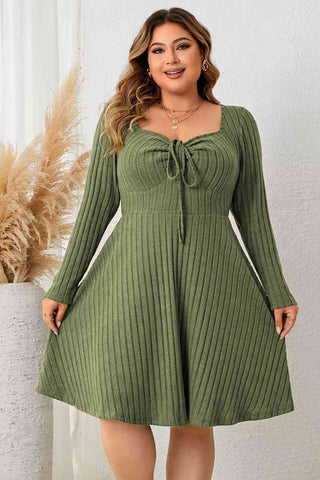 Kurzes Sweetheart-Kleid in Übergröße