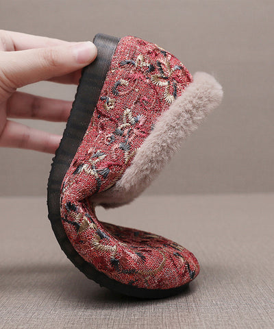 Bequeme beigefarbene flache Schuhe mit Stickerei und flauschiger Wolle