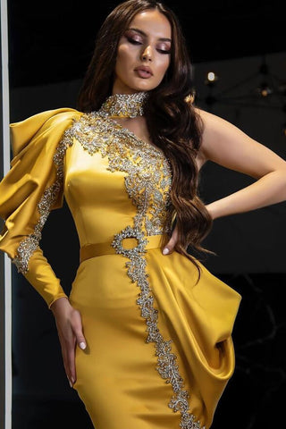 Goldfarbenes Abendkleid im Meerjungfrau-Stil mit einer Schulter und langen Ärmeln und Perlen