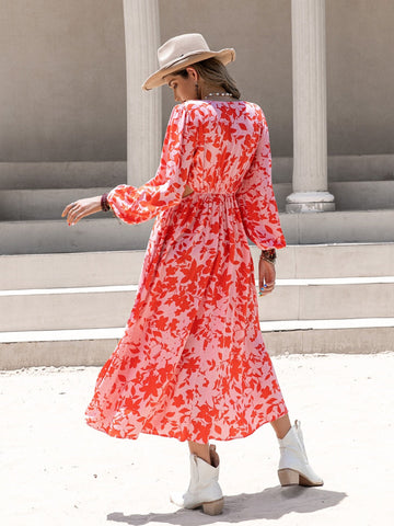 Bedrucktes, langärmliges Midi-Strandkleid mit Cut-outs und Bindeband